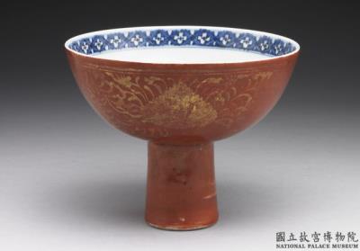 图片[2]-Stem bowl with underglaze blue decoration and painted gold floral decoration on a red ground, Ming dynasty (16th-17th century)-China Archive